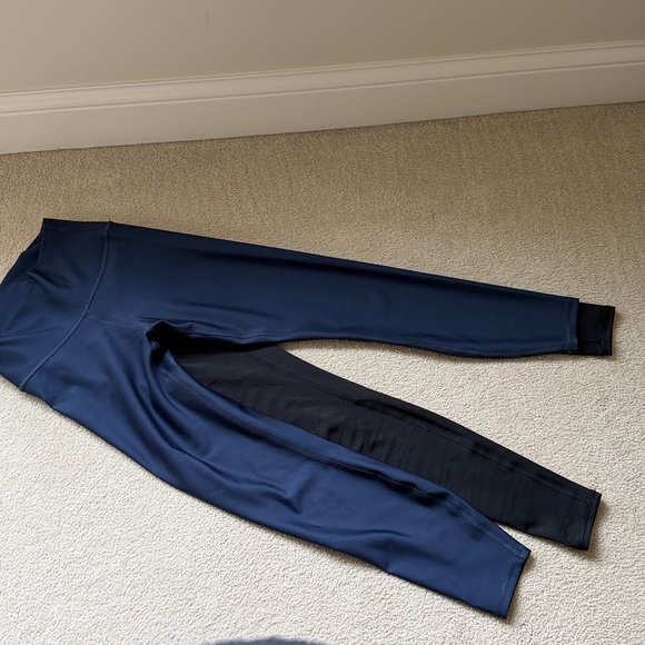 Excellent condition ALO 7/8 Airlift Leggings in Navy small - Picture 7 of 7